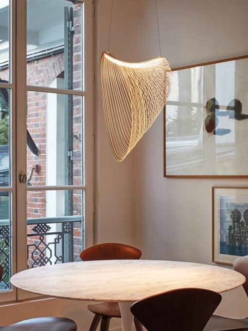 Elegante Design-Hängeleuchte aus Holz